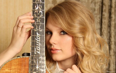  She's with her guitarra here