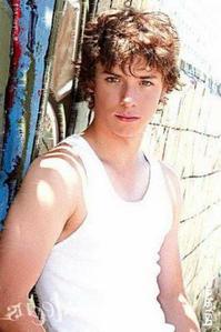  btw, has anyone seen what Jeremy Sumpter looks like right now? *dies*