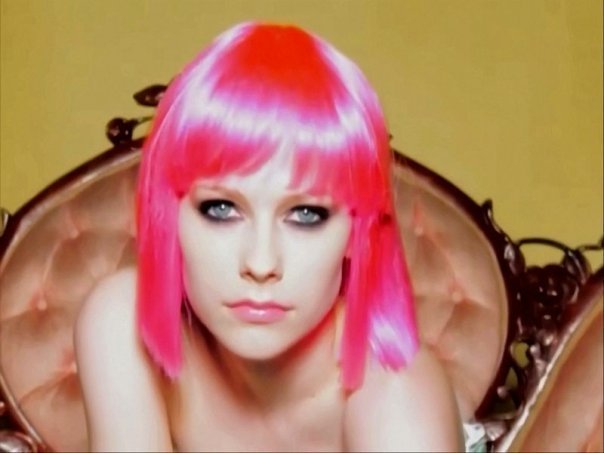 Avril with pink hair A pic of Avril with a water pistol D