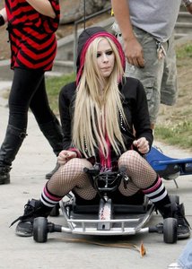  Avril With Other Celeb