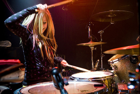  Avril in a TV show.