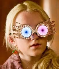  Luna Lovegood peered cautiously out from behind a cây at the Death Eaters. She couldn't believe she'