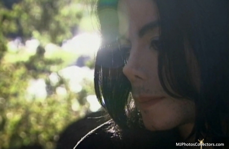 Love him!!!

MJ saying peace with his hand 