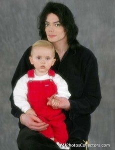 Michael and Prince... *-*

Michael with red mask...