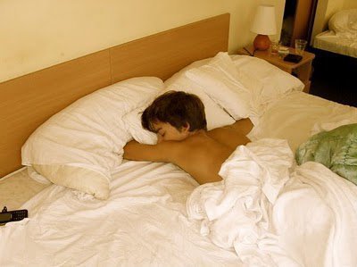 guys that sleep shirtless r hot, i wanna bang him right there <3