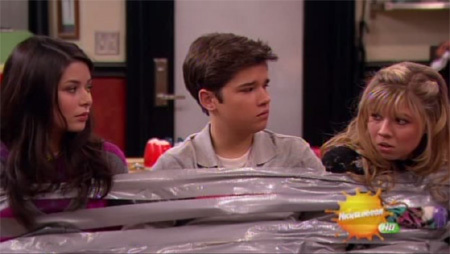  iThink they kissed i Loved how in the end of the eps Carly berkata " how long did u guys ciuman " s