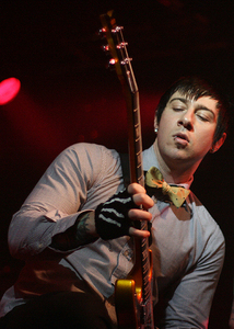  another pic of Zacky V :D gotta প্রণয় the yellow bowtie xD