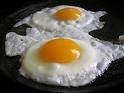 Fried eggs
 Ingredients for 4 people:
 _ 4 eggs;
 _ 4 tablespoons of vegetable oil
 _ 4 tablespoo