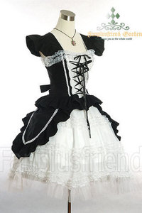  Yes you heard correct. Thomlina is making a gothic loltia dress. Now the issue is that I've never mad