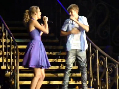  Justin Bieber made a surprise appearance at Taylor Swift's concierto last night. The 'Never Say Never'