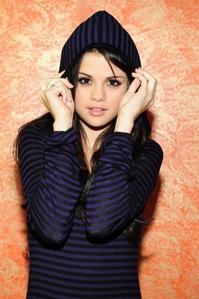 selena is much better than miley and alot more cutter in a thousend time ......
and miley is so jele