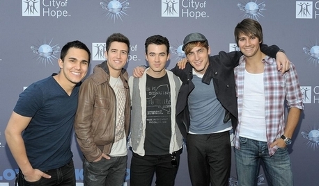  Kevin Jonas greets the boys of Big Time Rush just before Актёрское искусство on the City of Hope event held at Uni