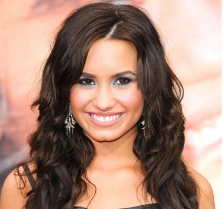  Today is a special day!! Demi turns 19! On the 20th of Aug., 1992, Demetria Lovato, 或者 Demi, wa