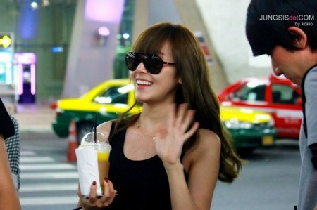  First up,Jessica touched down at Suvarnabhumi Airport,Bangkok,yesterday,in town for a photoshoot with