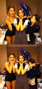 About a week ago,Ock Joohyun posted backstage pictures taken with Seohyun,Tiffany and Yuri at her mus