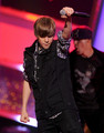 Justin performing at the 2010 Kids Choice Awards - justin-bieber photo