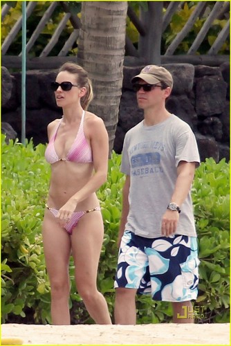  Hilary Swank: 粉, 粉色 Bikini in Hawaii!