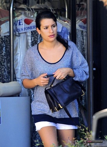  LEA MICHELE PICKS UP HER DRY CLEANING - AUGUST 20, 2010