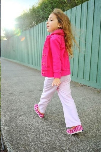  Renesmee walking to the cottage