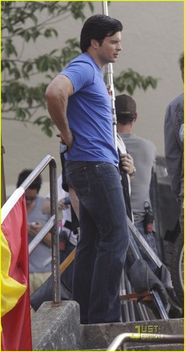 Tom Welling and Erica Durance filming the 200 episode of Smallville in Vancover on August 16th