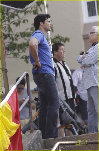 Tom Welling and Erica Durance filming the 200 episode of Smallville in Vancover on August 16th