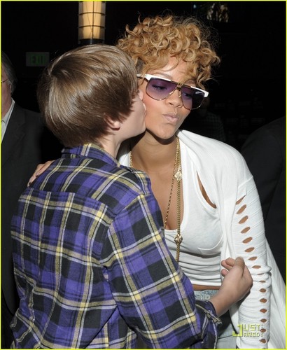  Rihanna & Justin Bieber Kiss... Again!