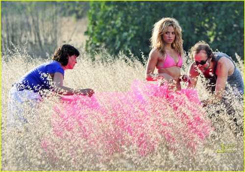  Shakira: Bright Bikini in Spain!