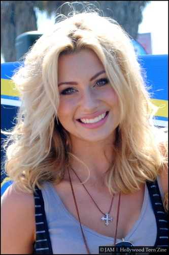  Aly Michalka Supergirl confiture in Venice