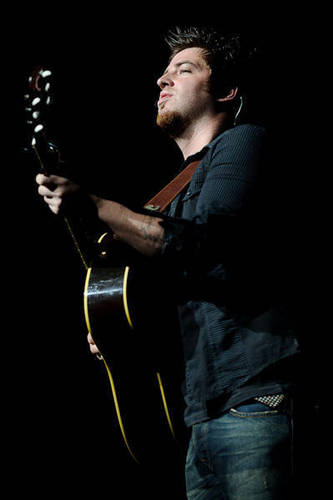 Lee DeWyze Performing in St. Louis (25 August, 2010)