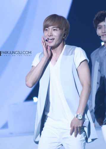 Leeteuk no other...so sweet <3 