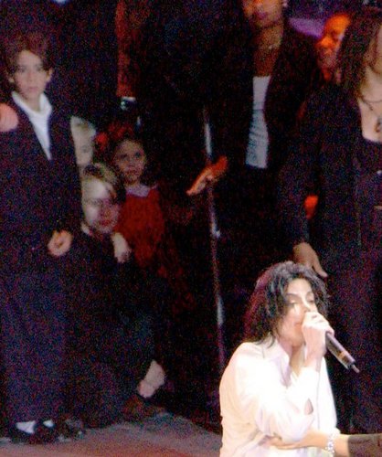  prince and paris watching their daddy Singen