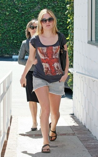  Anna Paquin and her mother Mary at fred figglehorn Segal in Santa Monica (August 23)