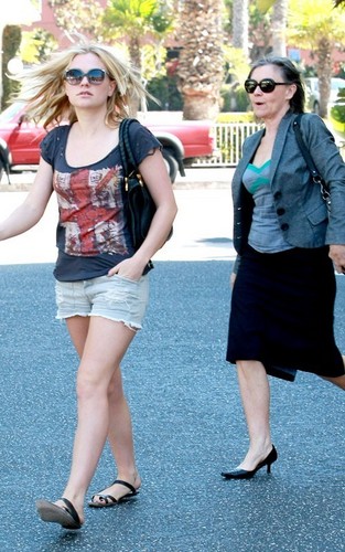 Anna Paquin and her mother Mary at Fred Segal in Santa Monica (August 23)