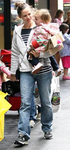  Jen, viola and Seraphina out and about in NYC!