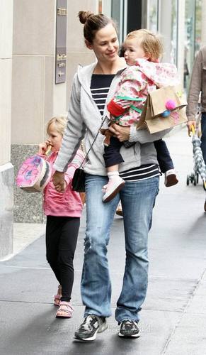  Jen, violet and Seraphina out and about in NYC!