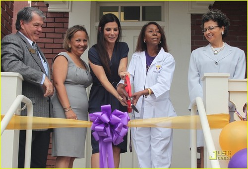  Sandra Bullock Opens A Clinic For New Orleans