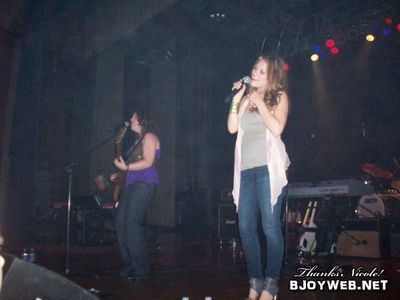  Everly Performing at the mais Palace
