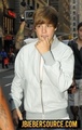 Justin leaving his NYC hotel - justin-bieber photo