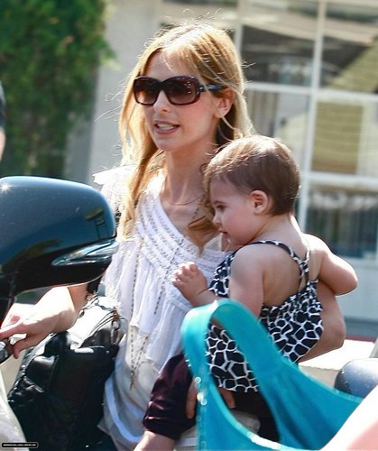  Sarah & شارلٹ out in Brentwood