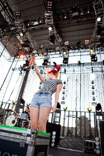  Hayley and Zac on stage at soundcheck