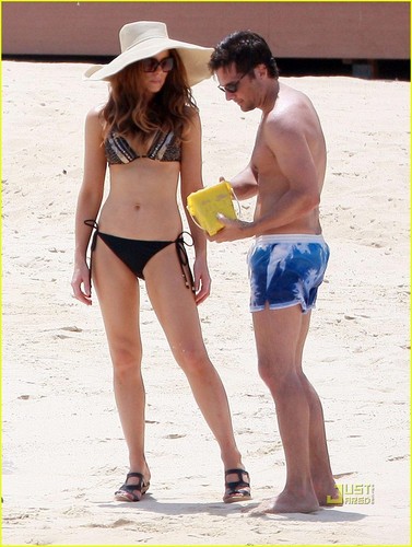  Kate Beckinsale: Labor دن Bikini!