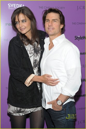  Tom Cruise & Katie Holmes are Romantics at 心