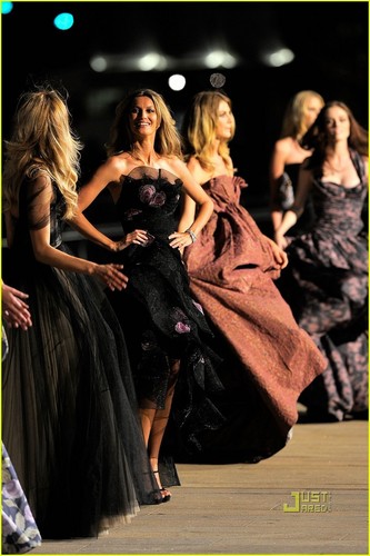 Gisele Bundchen: Runway Ready for Fashion's Night Out!