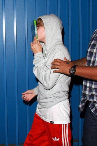  Justin Bieber Attends the X Box Event at the fantasia Factory in LA