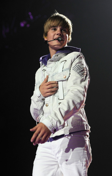 http://images4.fanpop.com/image/photos/15400000/Justin-Bieber-My-World-Tour-With-Sean-Kingston-justin-bieber-15415335-380-594.jpg