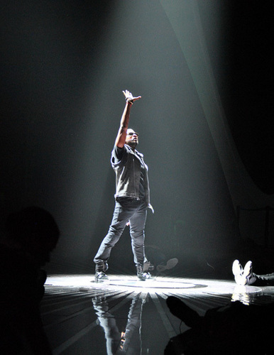  উশের rehearses at the Nokia Theater for the 2010 এমটিভি VMAs.