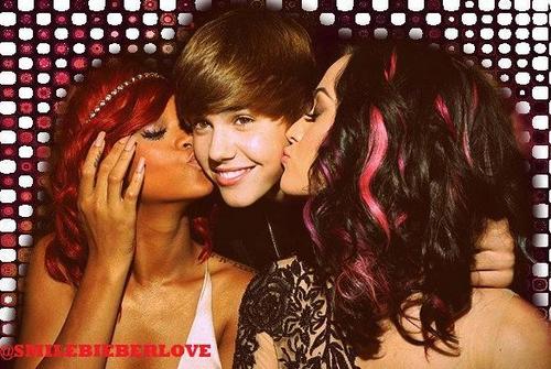  Katy & Rihanna kissing Justin