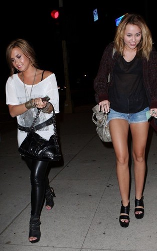  Miley & Demi out in LA