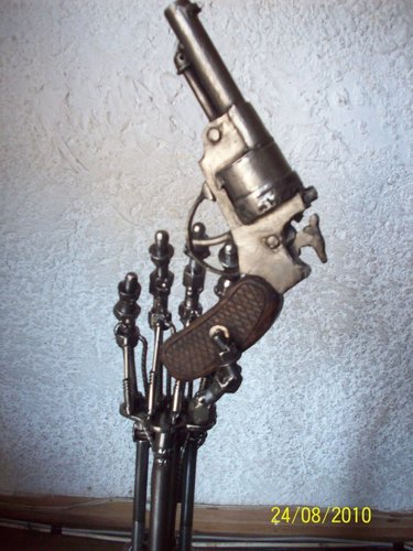  টারমিনেটর Arm made with junk,bolts,nuts