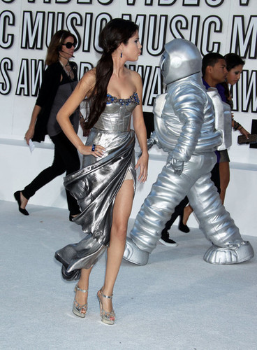  2010 MTV Video Музыка Awards - Arrivals